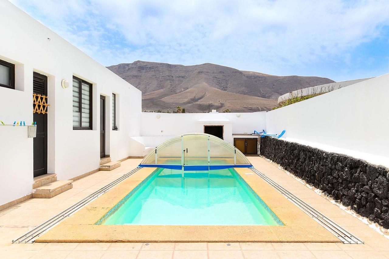 Famara Beach Apt Bagian luar foto